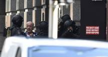 Stire din Actualitate : Luare de ostatici la Sydney, într-o cafenea. Două persoane au murit și mai multe au fost rănite. Ostaticii, eliberați după ce cafeneaua a fost luată cu asalt