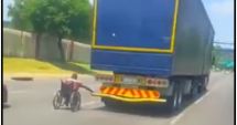 Stire din Actualitate : Imagini surprinse pe autostradă: un bărbat în scaun cu rotile s-a prins de un TIR