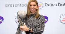 Stire din Sport : Simona Halep a primit trofeul de numărul 1 WTA: E greu, parcă are 10 kilograme