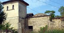 Stire din Constanța focus : Cine ne salvează trecutul? Clădire - monument de sute de ani, înghițită de bălării și uitare