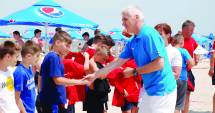 Stire din Diverse : Aihan Omer a oferit premii la Festivalul de handbal pe plajă de la Mamaia