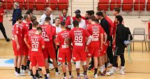 Stire din Sport : Jucătorii şi antrenorii de la CS Dinamo au primit emblema de onoare a MAI