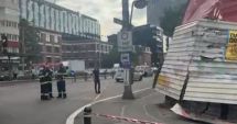 Stire din Eveniment : Haos din cauza vântului! O tânără a fost grav rănită de o bucată masivă de tencuială căzută