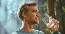 Stire din Sănătate : Apa este foarte importantă pentru piele. Hidratați-vă suficient!