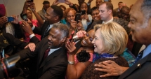 Stire din Actualitate : Hillary Clinton, în Biserica oamenilor de culoare pentru a diminua tensiunile rasiale