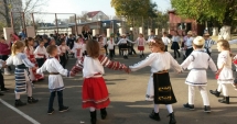 Stire din Cultură-Educație : Horă dobrogeană, la Școala Gimnazială nr. 30  "Gheorghe Țițeica" din Constanța