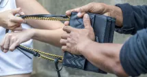 Stire din Eveniment : Femeie atacată și jefuită în Capitală. Agresorul a fost prins de un polițist aflat în timpul liber