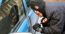 Stire din Actualitate : Hoț de mașini, încuiat în mașina pe care a furat-o