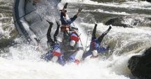 Stire din Eveniment : TRAGEDIE LA RAFTING! O barcă cu oameni s-a răsturnat, iar instructorul a murit