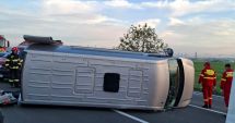 Stire din Eveniment : Microbuz răsturnat, la ieșirea din Stupina. Două persoane au fost implicate în accident