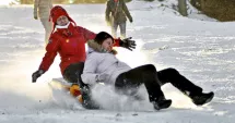 Stire din Eveniment : Accident grav la săniuş. O femeie a leşinat după ce a fost lovită de altă sanie