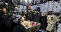 Stire din Social : Coadă de pelerini la moaștele Sfintei Parascheva. Pelerinajul începe sâmbătă