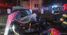 Stire din Eveniment : Doi tineri, implicaţi într-un accident rutier; unul a rămas prins cu picioarele sub bordul maşinii