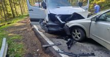 Stire din Eveniment : Accident cu un microbuz de transport copii şi o maşină. 17 persoane implicate