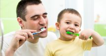 Stire din Sănătate : Igiena orală la copiii mici. De la ştersul gingiilor, la exemplul personal