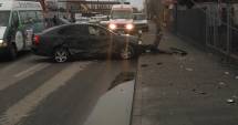 Stire din Eveniment : Galerie foto. Accident rutier pe strada Vârful cu Dor. Un autoturism s-a izbit puternic de un stâlp / UPDATE