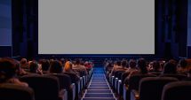 Stire din Social : O mamă cu doi copii nu a primit bilete la cinema: "Doamnă, nu înțelegeți că nu există familii cu un singur adult?"