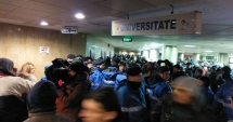 Fără precedent: Protestatarii din Piața Universității, percheziționați de jandarmi. O persoană a fost băgată în dubă