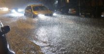Stire din Social : Cod roşu de furtună în Bucureşti şi în localităţi din judeţele Ialomiţa, Călăraşi şi Ilfov, până la 0:30