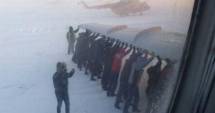 Video incredibil! Rusia / Pasagerii unui avion, nevoiți să împingă aparatul de zbor pentru a-l ajuta să decoleze