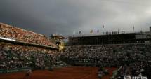 Stire din Sport : Semifinala Djokovic - Murray, întreruptă de furtună, reluată azi