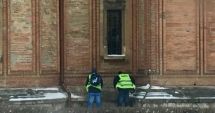 Stire din Eveniment : Doi angajați MAI, surprinși când își fac nevoile pe BISERICĂ