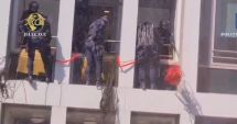 Stire din Eveniment : Imagini spectaculoase cu trupele speciale care descind într-o clădire de birouri la o grupare de brokeri falși