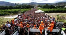 Stire din Actualitate : Imaginile crizei umanitare din Venezuela. Mii de oameni se calcă  în picioare ca să fugă din țară