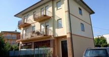 Stire din Actualitate : Un român a bătut trei hoți care încercau să-i intre în casă. Pe unul l-a aruncat de la balcon