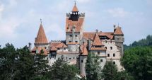 Stire din Eveniment : Un turist italian găsit mort în curtea Castelului Bran. Polițiștii au deschis o anchetă