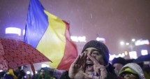 Stire din Eveniment : ROMÂNII PROTESTEAZĂ! Mii de oameni s-au strâns în Piața Universității. "Toate drumurile duc la București. Revoluția generației noastre"