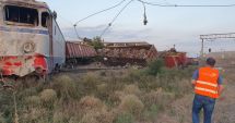 Stire din Eveniment : Două trenuri de marfă care s-au ciocnit la Feteşti au paralizat circulaţia pe calea ferată dinspre şi spre litoral