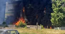 Stire din Eveniment : Incendiu în curtea unui centru comercial aflat în renovare. A fost transmis mesaj RO-Alert