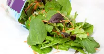 Stire din Actualitate : Cât de periculoasă este salata la pungă? Medicii trag un semnal de alarmă