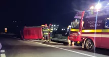 Stire din Eveniment : Autoutilitară scăpată de sub control, răsturnată violent după impact cu un parapet. Patru persoane rănite