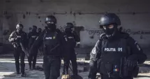 Stire din Eveniment : Percheziții în Ilfov și alte trei județe într-un dosar de violențe și tulburarea ordinii publice. Arme și substanțe suspecte, ridicate de polițiști