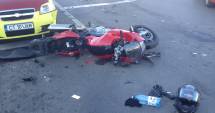 Stire din Eveniment : Galerie foto. Accident rutier la Dacia! Un motociclist, de urgență la spital