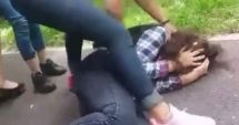 Stire din Eveniment : Elevă de liceu, cercetată după ce a încercat să lovească cu mașina un grup de colege, apoi a bătut-o pe una dintre fete