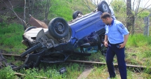 Stire din Eveniment : Foto și Video. Grav accident la Constanța. MAȘINĂ IZBITĂ DE TIR, CĂZUTĂ PE CĂILE FERATE, DE PE POD. Victimele: mamă și fiu