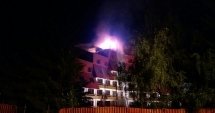 INCENDIU PUTERNIC. Acoperișul hotelului Ciucaș, din Poiana Brașov, cuprins de flăcări