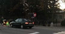 Stire din Eveniment : Elevă lovită de o mașină, chiar pe trecerea de pietoni din fața școlii. A fost aruncată la câțiva metri distanță!