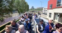 Stire din Social : Premieră la Constanța. Circuit turistic prin portul comercial și pe faleza Cazinoului. Constănțenii s-au înghesuit la cursa de inaugurare