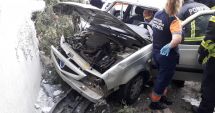 Stire din Eveniment : GRAV ACCIDENT LA CONSTANȚA. Un șofer BĂUT a intrat cu mașina într-un bloc, după ce a piedut controlul volanului