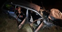 Stire din Eveniment : Polițist rănit grav după ce mașina pe care o conducea a lovit un copac, apoi s-a răsturnat