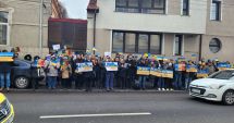 Stire din Social : Galerie foto-video. Protest în faţa Consulatului Rus din Constanţa. "Ucraina, Dumnezeu este cu tine!"