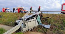 Stire din Eveniment : GALERIE FOTO. Accident grav pe Austostrada Soarelui: un șofer a rupt parapeții și s-a răsturnat! PATRU VICTIME