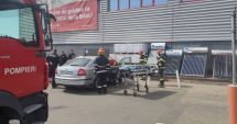 Stire din Eveniment : Accident rutier la Constanța, în parcarea unui magazin. Un șofer a intrat cu mașina în stâlp