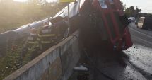Stire din Eveniment : Update. Grav accident în județul Constanța! Un om a murit și altul e grav rănit, după ce un camion încărcat cu pământ s-a răsturnat. Foto