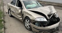 Stire din Eveniment : Accident rutier la Constanţa. Maşină intrată într-un stâlp de iluminat, pe care l-a şi rupt!