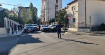 Stire din Eveniment : FOTO/VIDEO. Urmărire ca-n filme la Constanţa! Un bărbat cu permisul suspendat a fugit de poliţiştii care l-au somat! În goană, a avariat şi maşini din trafic, şi parcate!